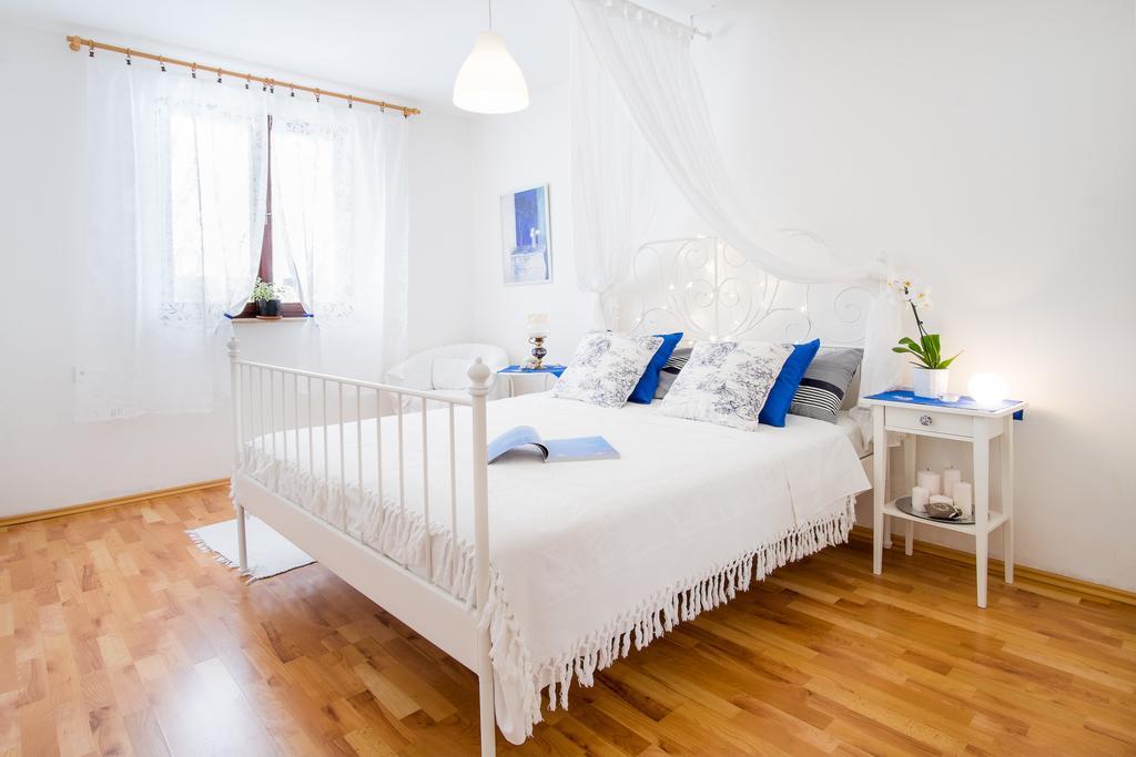 Apartment Katarina Malinska Oda fotoğraf